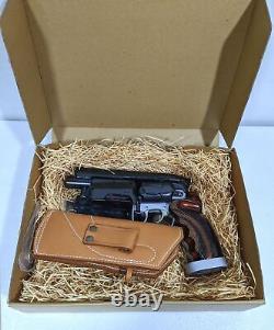 Jupiter Production Blade Runner Blaster Deluxe Type LE200 withPlaque, Gun Holder